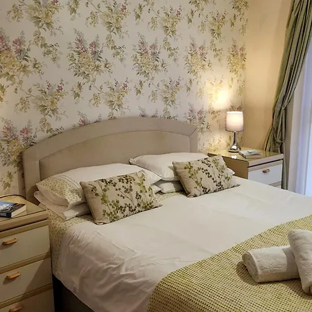 2 Bed In 94705 Holiday home
