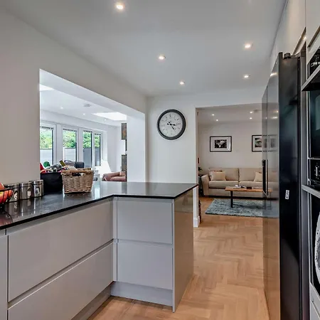 2 Bed In 94705 Holiday home