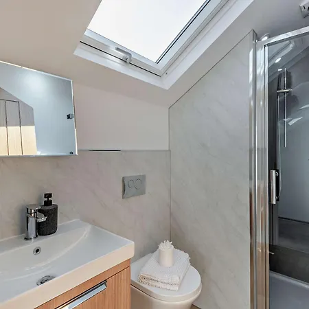 2 Bed In 94705 Coniston