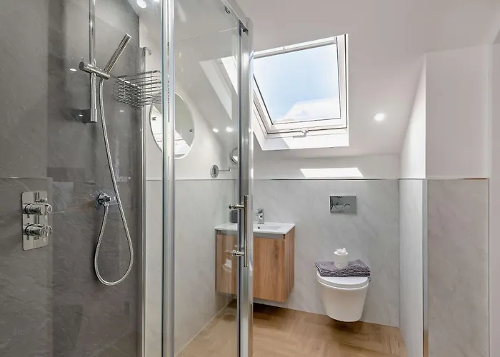 4 Bed In 94705 Coniston