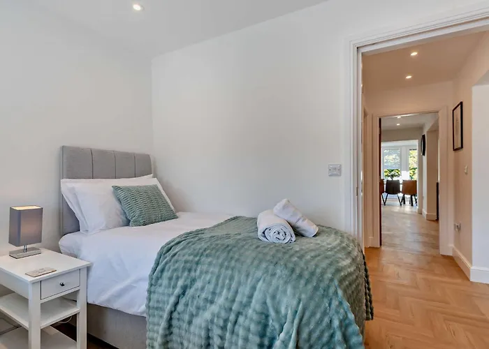 4 Bed In 94705 * Coniston