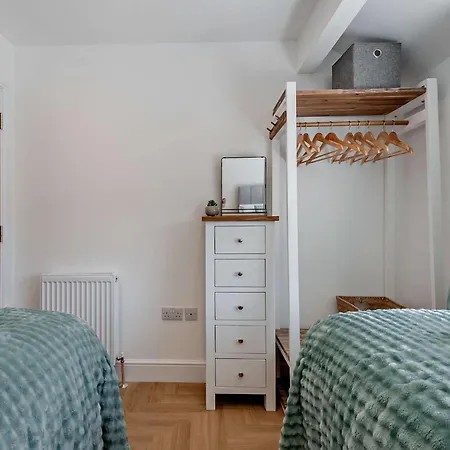 2 Bed In 94705 Дом отдыха *