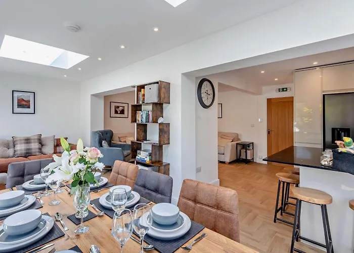 4 Bed In 94705 Coniston