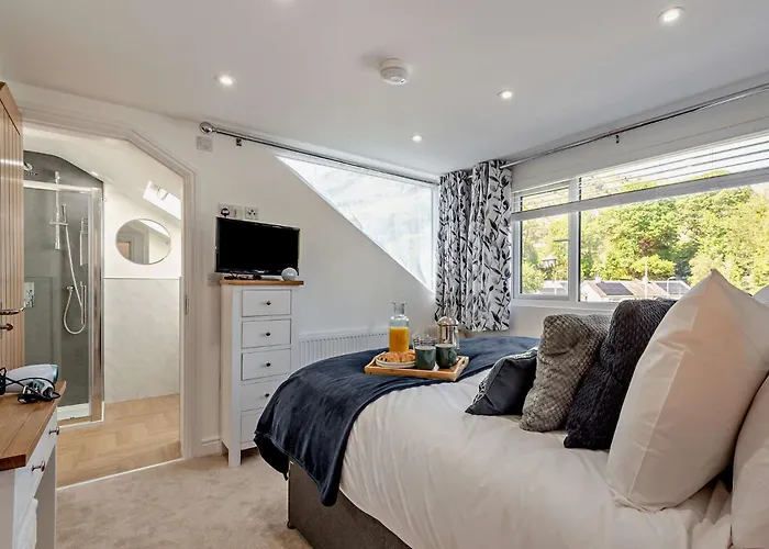 4 Bed In 94705 * Coniston